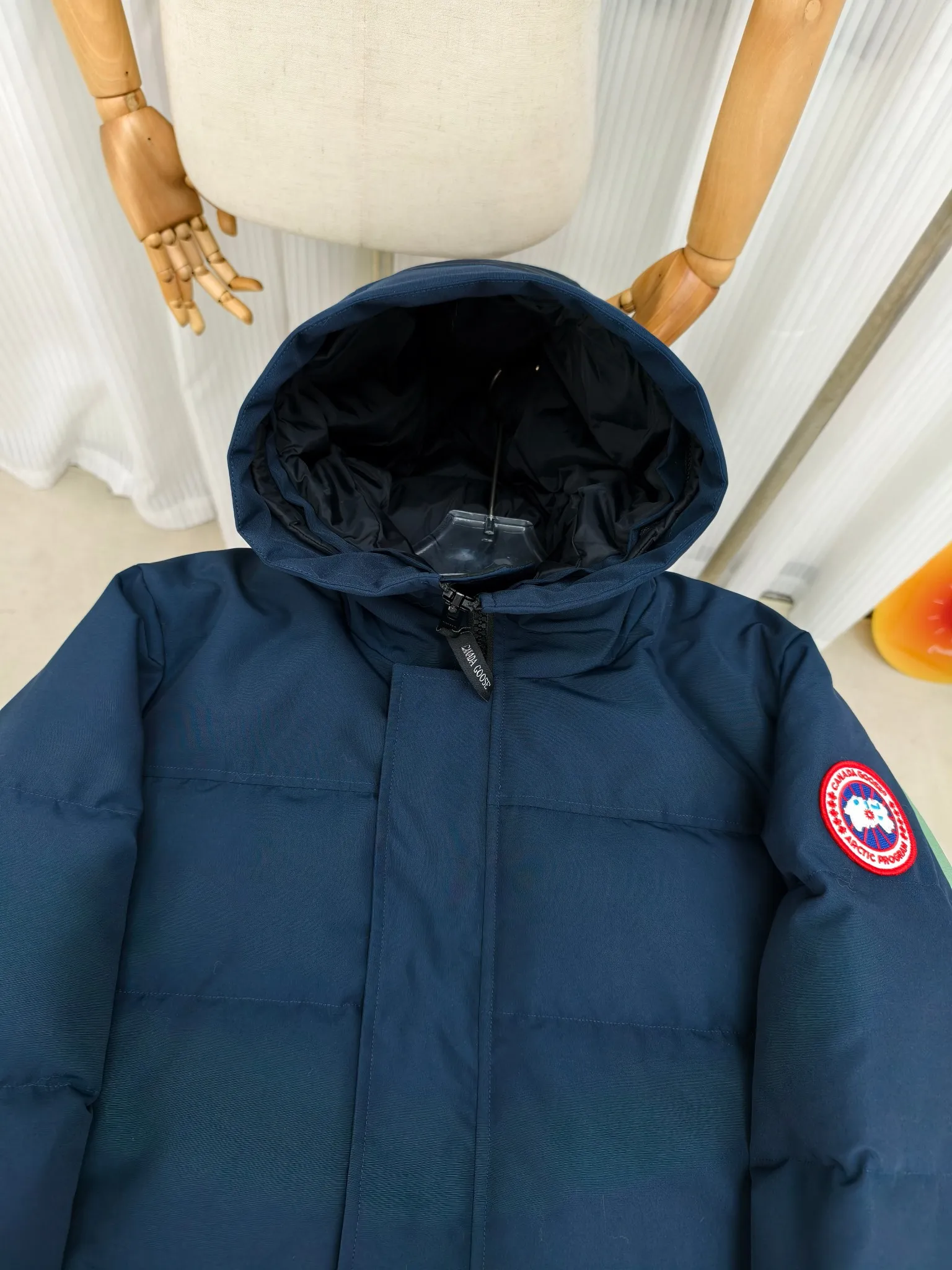 P700————2080M/New 17 models (higher version) Canada goose MacMillan parka. The MacMillan Parka features an innovative design with a streamlined hood detail, added shoulder straps and two additional interior pockets. This hip-length parka offers warmth and style with its quilted design and curved hem. Filled with extremely fluffy white duck down. The MacMillan Parka provides essential protection in all weathers. The adjustable down-connected hood improves warmth and protects against harsh weather. Rib knit cuffs tucked into the interior. The hood is equipped with a detachable zipper guard, and the hood trim can be replaced to create a personalized style and provide more protection (this jacket can be matched with wolf fur collar accessories, choose by yourself) ❤️The only version in the market Color: black red label black black label gray red label gray black label off-white red label navy red label Size: XS-2XL
